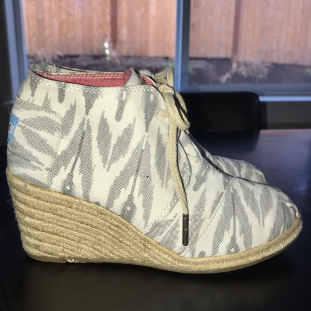 Tom’s Gray & White Zebra Canvas Wedge Ankle Boots - 6